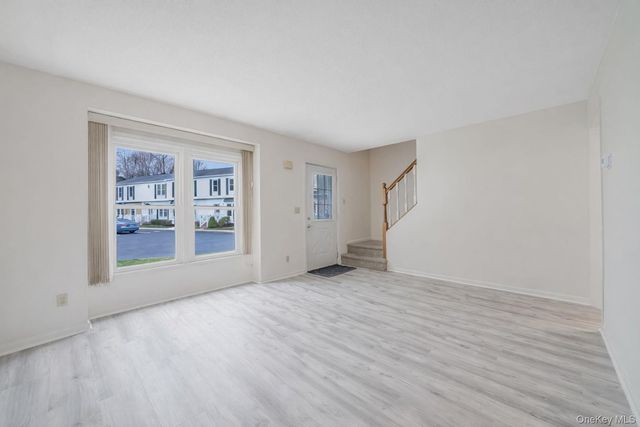 190 Merrick Road 35, Amityville, NY 11701