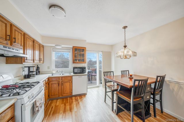 190 Merrick Road 35, Amityville, NY 11701