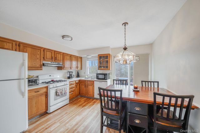 190 Merrick Road 35, Amityville, NY 11701