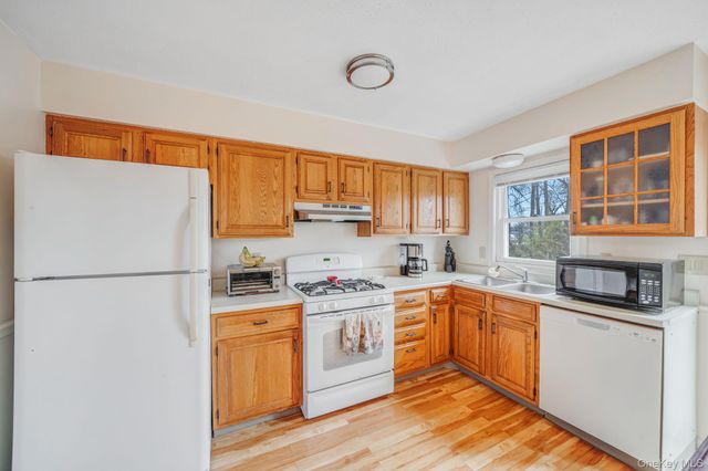 190 Merrick Road 35, Amityville, NY 11701