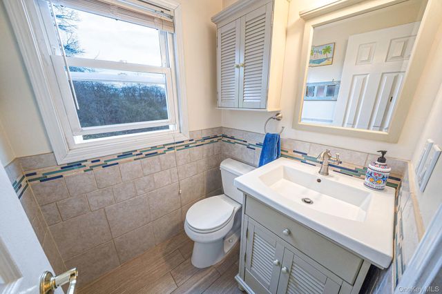 190 Merrick Road 35, Amityville, NY 11701