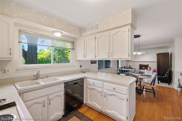 89 Maclynn Drive, Troy, MI 48098