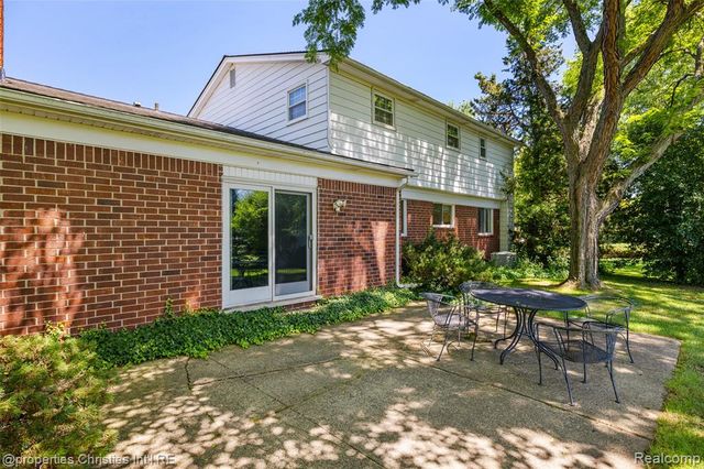 89 Maclynn Drive, Troy, MI 48098