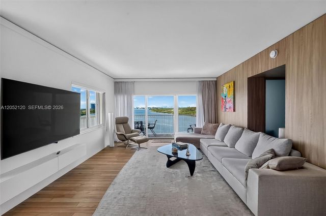 300 Bayview Dr 916, Sunny Isles Beach, FL 33160