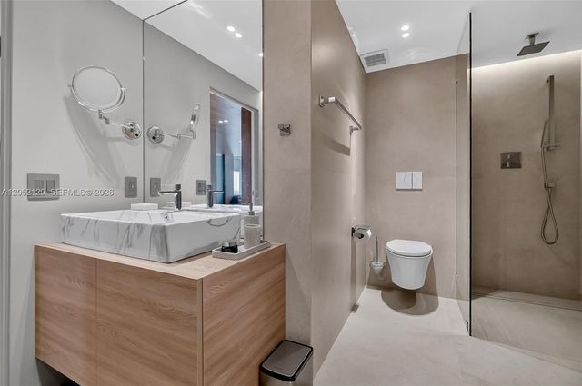 300 Bayview Dr 916, Sunny Isles Beach, FL 33160