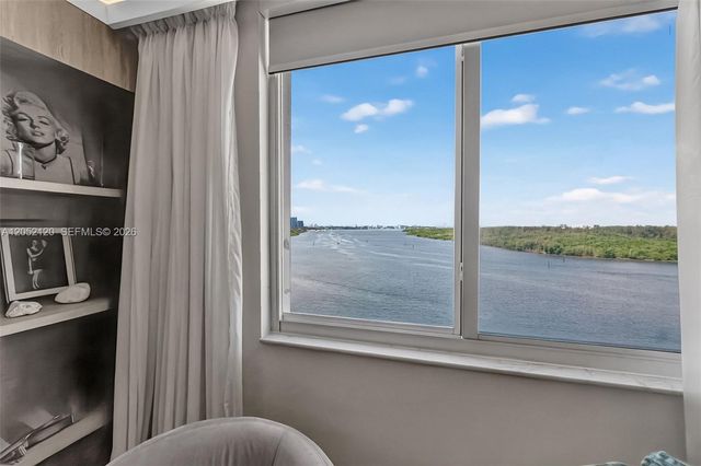 300 Bayview Dr 916, Sunny Isles Beach, FL 33160