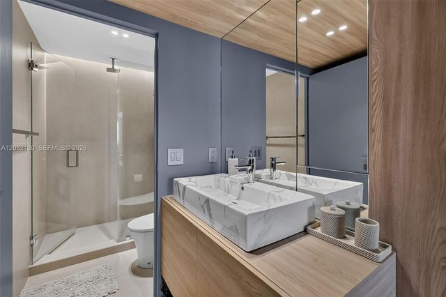 300 Bayview Dr 916, Sunny Isles Beach, FL 33160