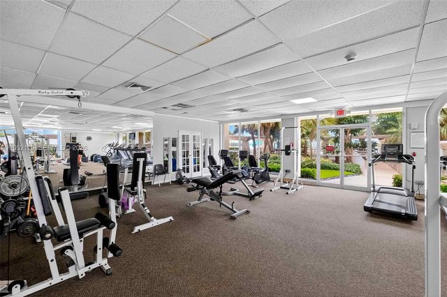 300 Bayview Dr 916, Sunny Isles Beach, FL 33160