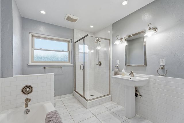 5708 N Pleasant Avenue, Fresno, CA 93711