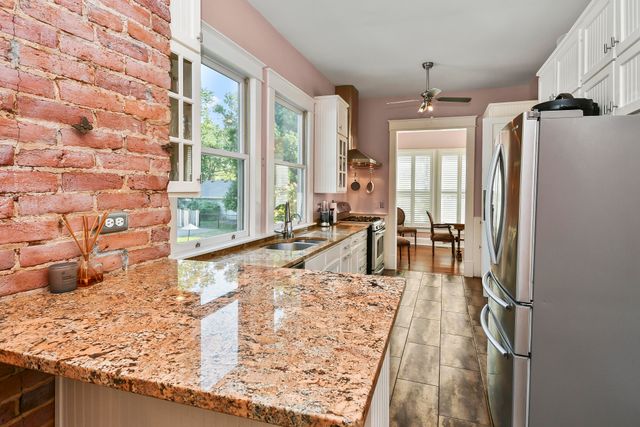 1635 E Walnut Street, Springfield, MO 65802