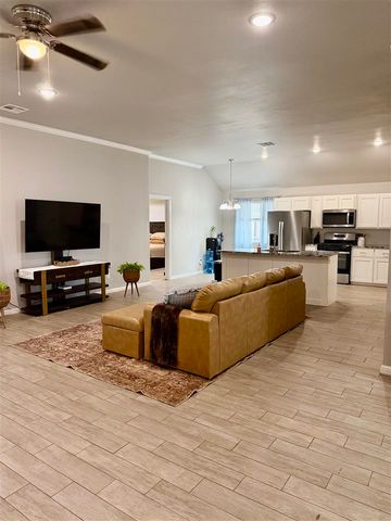 204 NW Elm, Cache, OK 73527