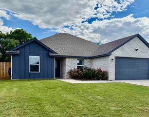 204 NW Elm, Cache, OK 73527