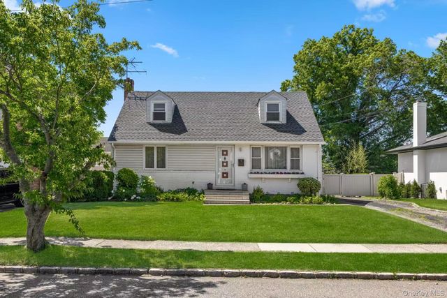 103 Nassau Drive, Albertson, NY 11507