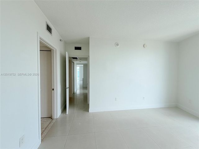 185 SW 7 ST 3412, Miami, FL 33130