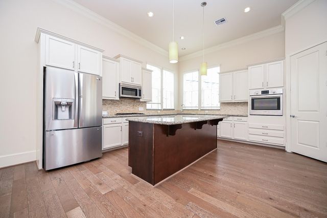 9546 London Bridge Station Station, Houston, TX 77045