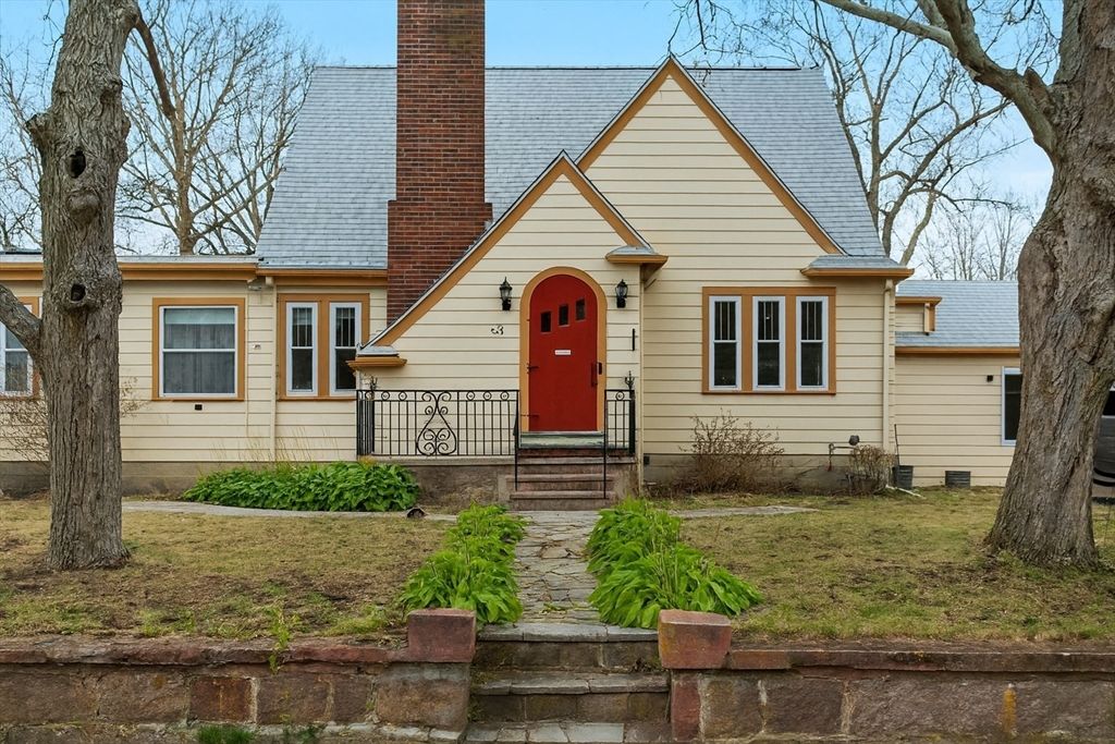 28 Edgeworth St R, Weymouth, MA 02189