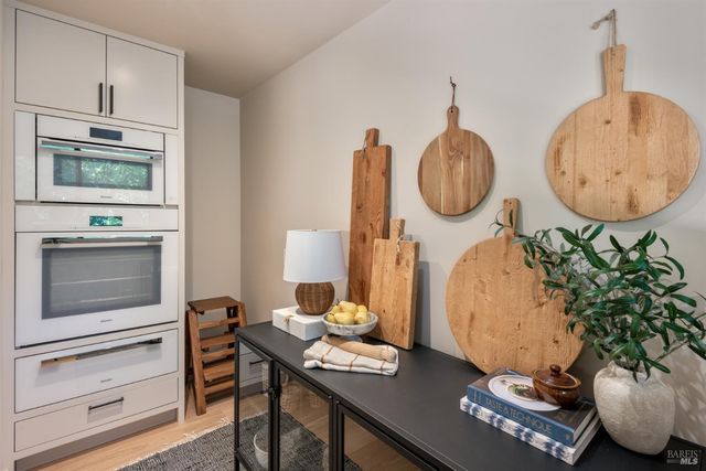 18492 White Oak Dr, Sonoma, CA 95476