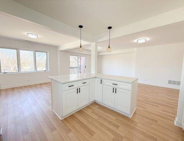 207 Uteg Street 302, Crystal Lake, IL 60014