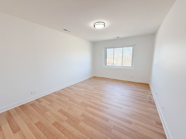 207 Uteg Street 302, Crystal Lake, IL 60014