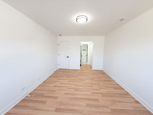 207 Uteg Street 302, Crystal Lake, IL 60014