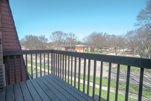 207 Uteg Street 302, Crystal Lake, IL 60014