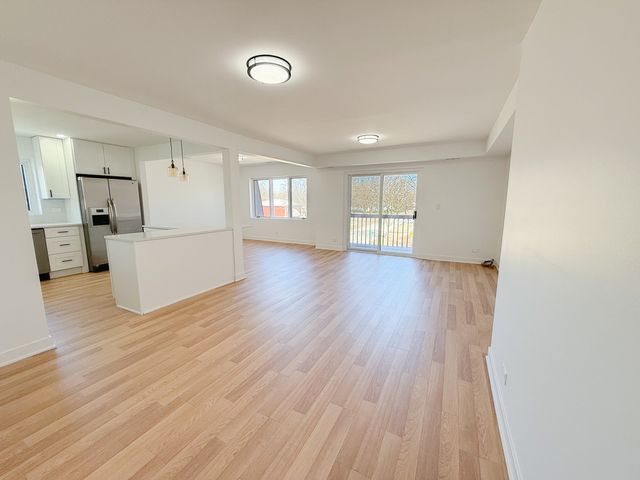 207 Uteg Street 302, Crystal Lake, IL 60014