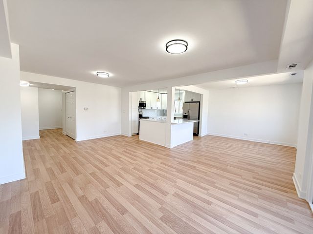 207 Uteg Street 302, Crystal Lake, IL 60014