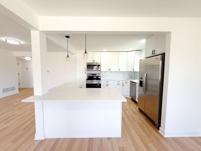 207 Uteg Street 302, Crystal Lake, IL 60014