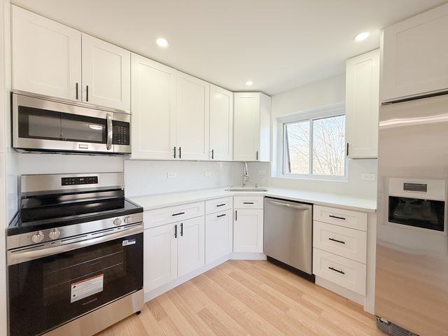 207 Uteg Street 302, Crystal Lake, IL 60014