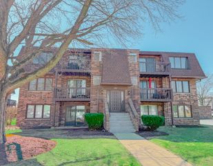 207 Uteg Street 302, Crystal Lake, IL 60014