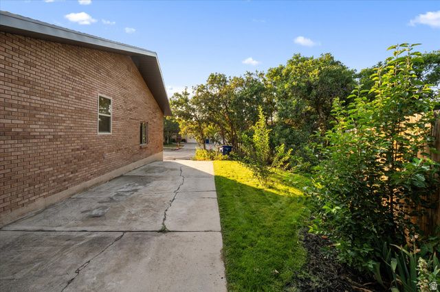 7575 S LAKE MARY DR, Cottonwood Heights, UT 84121