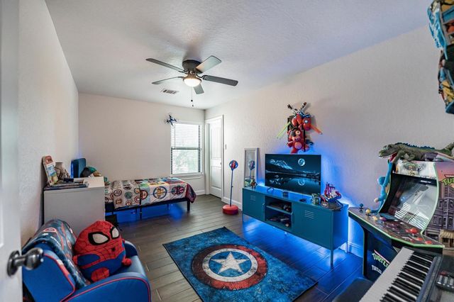 137 Capetown, Montgomery, TX 77356