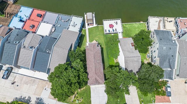 137 Capetown, Montgomery, TX 77356