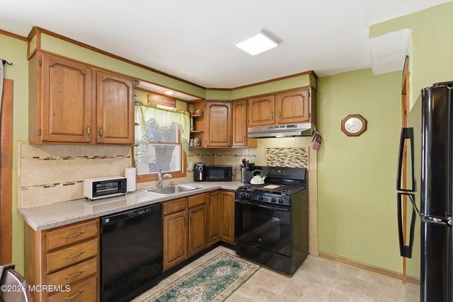 325 Hollie Drive E, Belford, NJ 07718