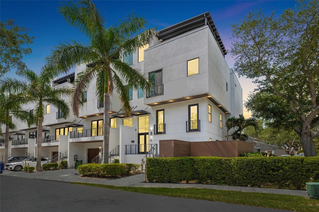 Image 1 of property listing at 2814 W BARCELONA STREET, Tampa, FL 33629
