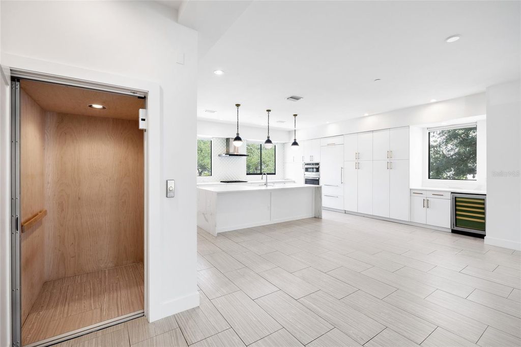 Image 13 of property listing at 2814 W BARCELONA STREET, Tampa, FL 33629