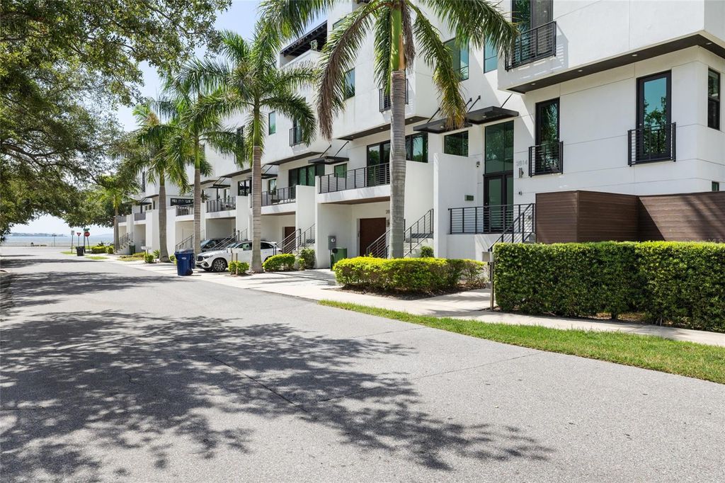 Image 3 of property listing at 2814 W BARCELONA STREET, Tampa, FL 33629