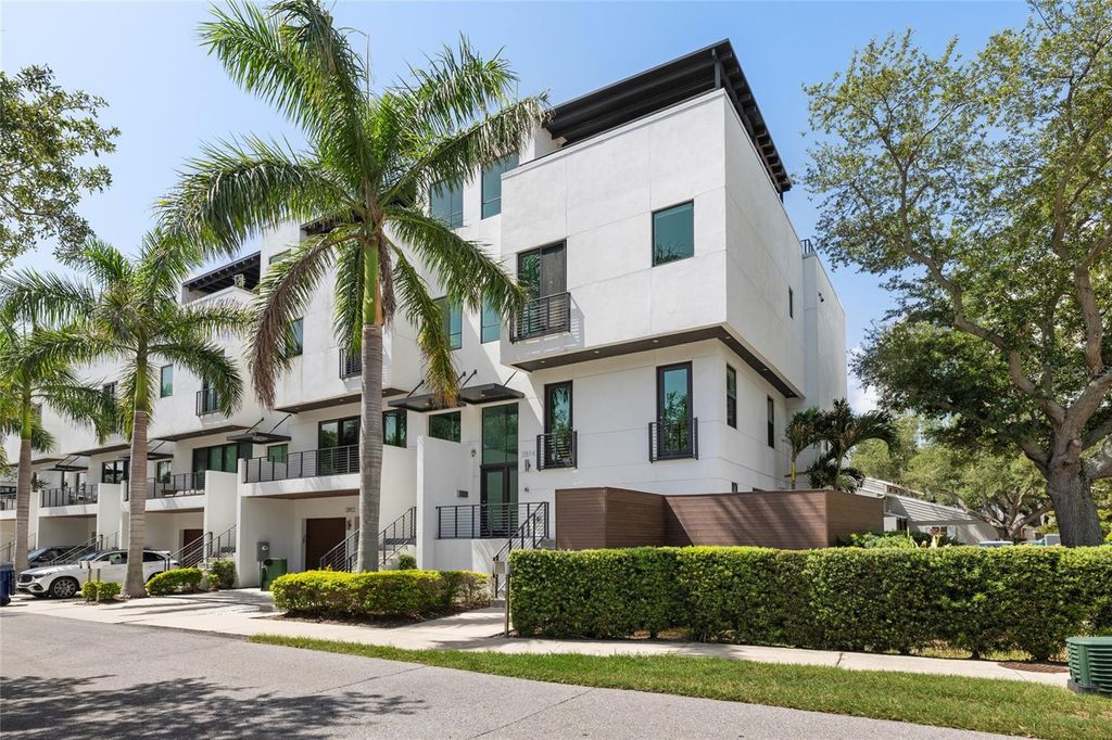 Image 4 of property listing at 2814 W BARCELONA STREET, Tampa, FL 33629