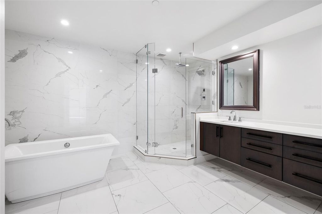 Image 32 of property listing at 2814 W BARCELONA STREET, Tampa, FL 33629