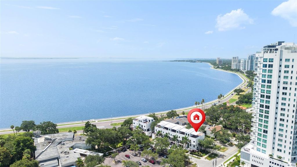 Image 5 of property listing at 2814 W BARCELONA STREET, Tampa, FL 33629