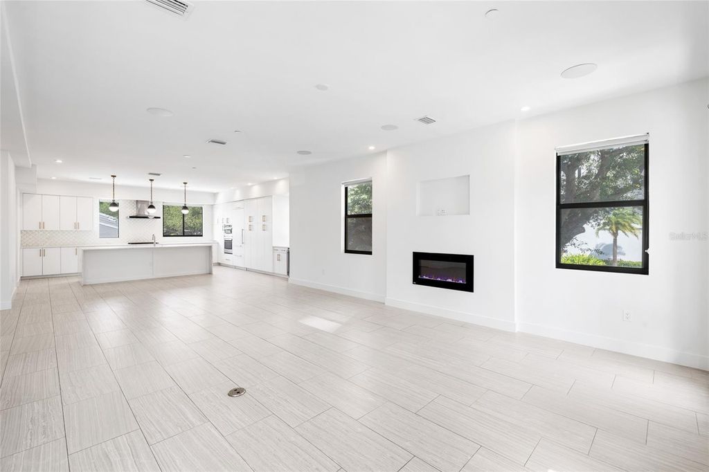 Image 9 of property listing at 2814 W BARCELONA STREET, Tampa, FL 33629
