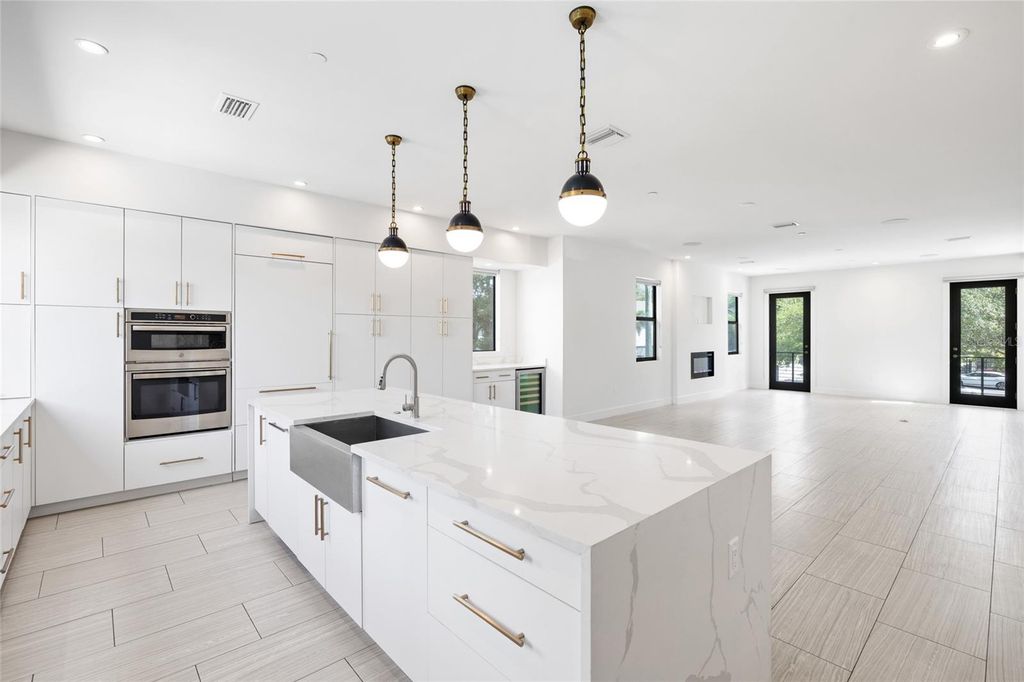Image 10 of property listing at 2814 W BARCELONA STREET, Tampa, FL 33629