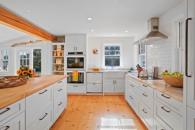 187 Lagoon Pond Road, Tisbury, MA 02575