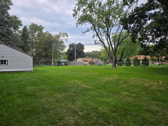11904 W Oakwood DRIVE, Franklin, WI 53132