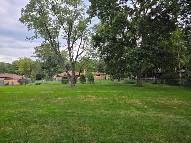 11904 W Oakwood DRIVE, Franklin, WI 53132