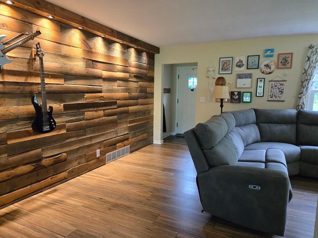 11904 W Oakwood DRIVE, Franklin, WI 53132
