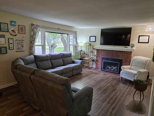 11904 W Oakwood DRIVE, Franklin, WI 53132