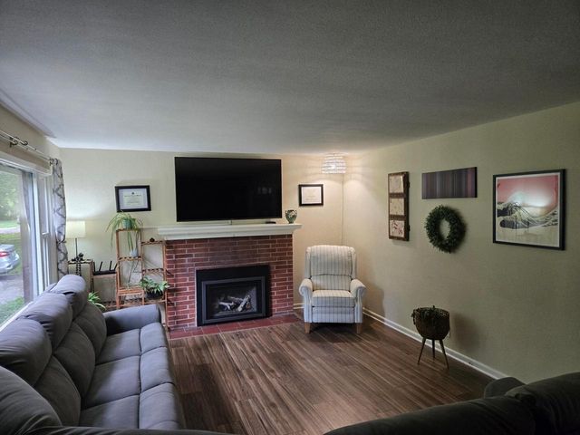 11904 W Oakwood DRIVE, Franklin, WI 53132