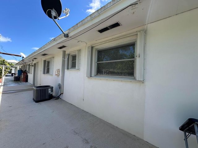 728 Ridge Road 31, Lantana, FL 33462