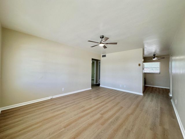 728 Ridge Road 31, Lantana, FL 33462